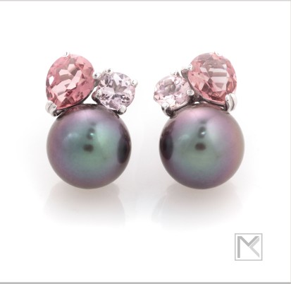 Ohrringe aus Perlen und roten Edelsteinen